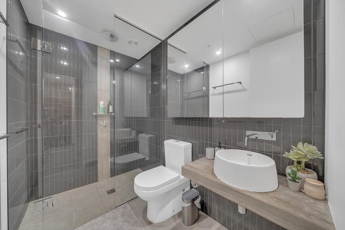 Apartment Luxurious 2br - Cbd Location With Pool, Gym