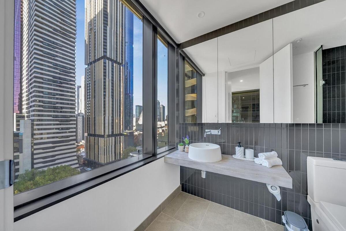 Luxurious 2br - Cbd Location With Pool, Gym Apartment *
