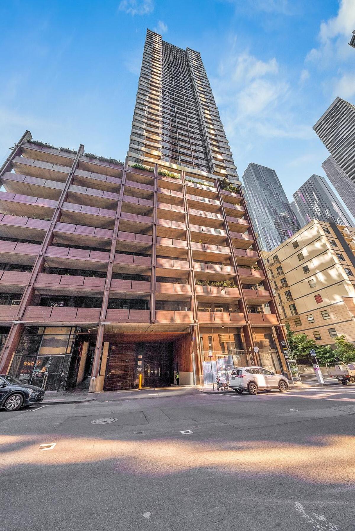 Luxurious 2br - Cbd Location With Pool, Gym Apartment